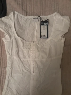 Weekday blus - Säljer denna jättesöta blusen från weekday blus som är helt ny i storlek XS. Pris kan diskuteras!!
