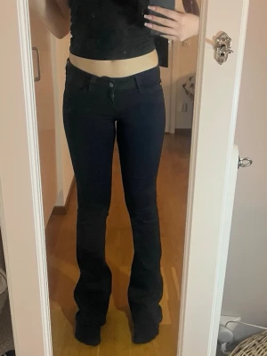 Svarta bootcut jeans - Säljer ett par svarta bootcut jeans från cheap monday i storlek 27/34. De är helt oanvända och säljer endast de då jag tycker att de är lite väl långa i längden på mig, annars är de i helt nyskick. 