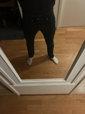 Svarta skinny jeans från Levis - Säljer ett par svarta skinny jeans från tiger of Sweden. Modellen har smal passform och klassisk femficksdesign. Jeansen är tillverkade i stretchig bomullsdenim för extra komfort och har en enkel, stilren look.