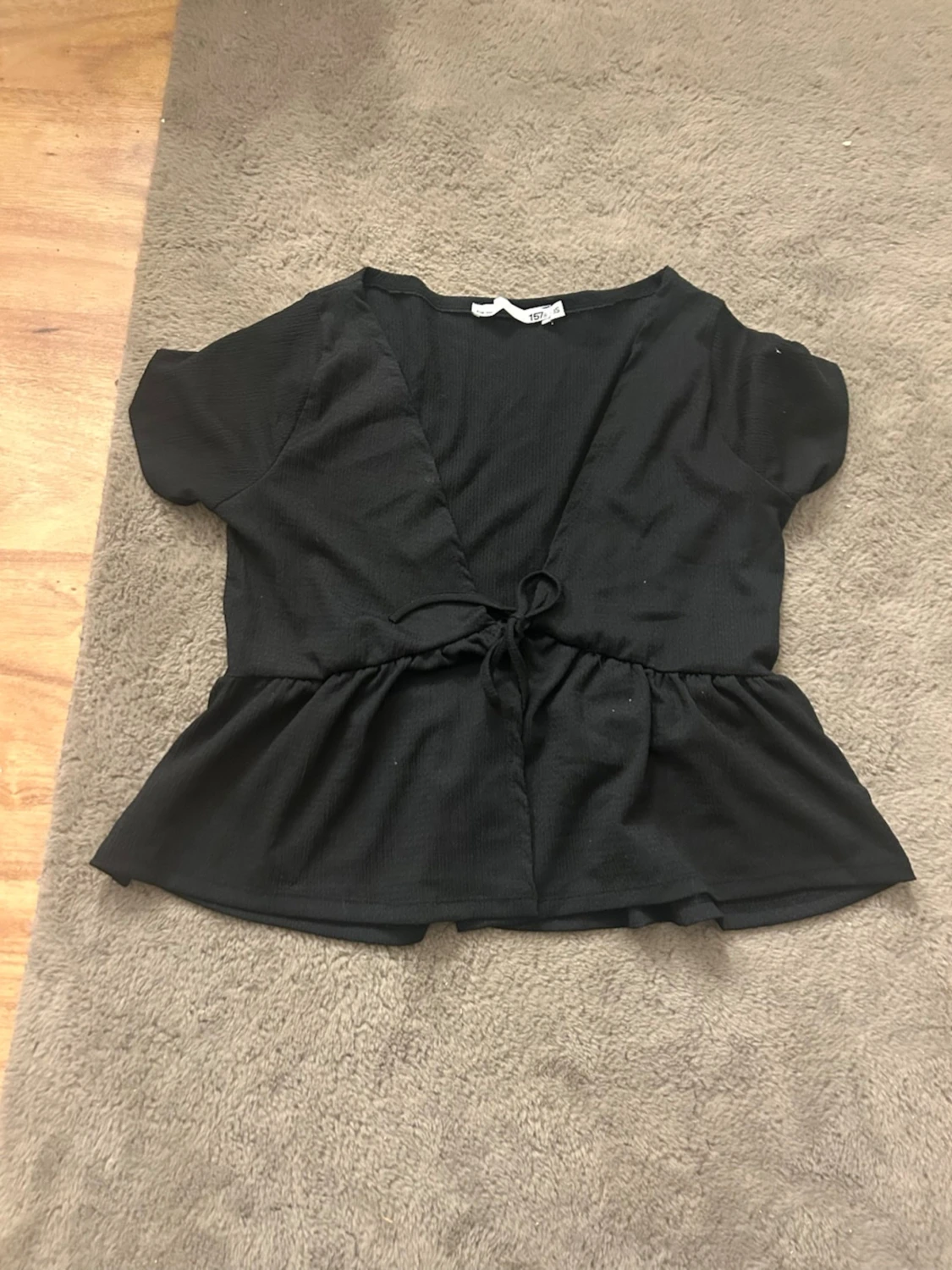 Svart omlottopp med knyt