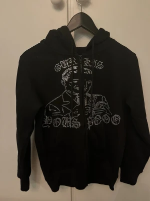 Svart hoodie med strasstryck - Säljer en svart rhinestone hoodie från gurkis egna märke. Den är helt oandvönd och har bara legat i garderoben. Nypris 449 mitt pris 200