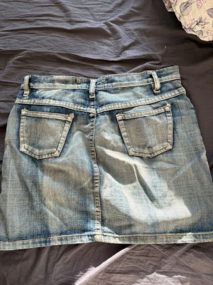 Jeanskjol strl 36 zaambiank - Superfin jeanskjol där endast knappen är trasig och behöver lagas. Man kan ”kroka fast” kroken på tjolens öggla som en tillfällig lösning 