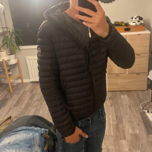 Svart Colmar jacka - Säljer en svart colmar jacka som köpt föra vinter helt ny från Zalando för 3995 skicket är på topp 9/10 modellen är 178 och väger 62 priset kan diskuteras men den är ändå bara använd en halv vinter. Storlek 46/s