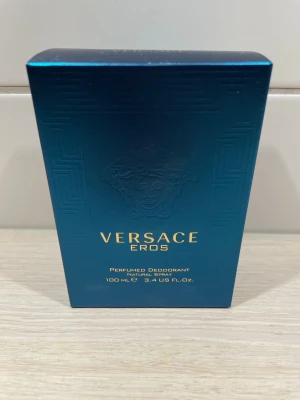 Versace Eros - Fräsch och maskulin doft med inslag av mint, vanilj och citrus. Passar perfekt till både vardag och fest. En populär klassiker som håller länge.