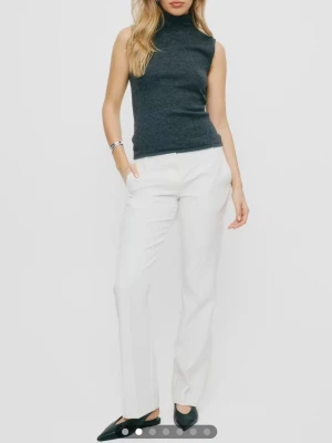 VERA kostymbyxor - Lågmidjade vita kostymbyxor med normal passform och raka ben. Jättebra skick och använda endast ett fåtal gånger.