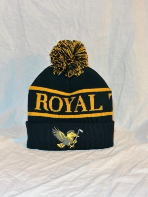 Limited Edtion Royal Tee Mössa  - Alla är sugen på en varm mössa på vintern. En tofs-mössa är alltid något som slår. Så varför inte gå runt med denna stiliga och förstaklassig golf mössa! Bara att höra av sig vid frågor.