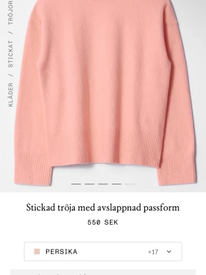 Persikofärgad stickad tröja - Mysig stickad tröja i persikofärg med avslappnad passform. Tröjan har breda ribbstickade muddar vid ärmslut och nederkant samt rund halsringning. Kontakta mig för flera bilder💗 passar som xxs/xs