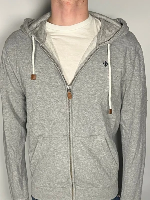 Morris hoodie - Säljer en riktigt snygg och trendig Morris hoodie i fint skick, storlek S, vid frågor är det bara att skriva //Gramenti