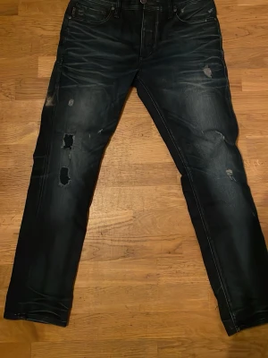 Jack and Jones - Jack and Jones jeans i modell Tim slim fit. Säljs då de inte kommer till användning, skick som nytt.