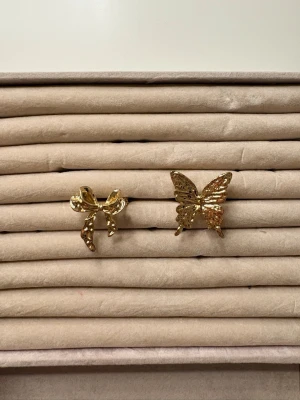 Ringar från Glitter  - Snygga ringar från glitter, små tecken på användning men inget man tänker på. 50kr för båda 