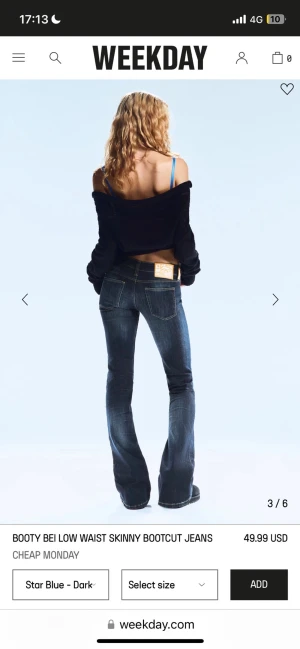 Bootcut jeans från Cheap Monday - Mörkblå jeans med låg midja och skinny passform från Cheap Monday. Byxorna har bootcut-ben och klassiska fem fickor. Materialet är jeans med kontrastsömmar och en liten logolapp bak. Perfekta för dig som gillar en retrovibe och markerad siluett.