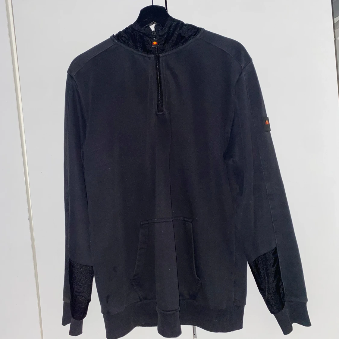 Svart hoodie med dragkedja - 2