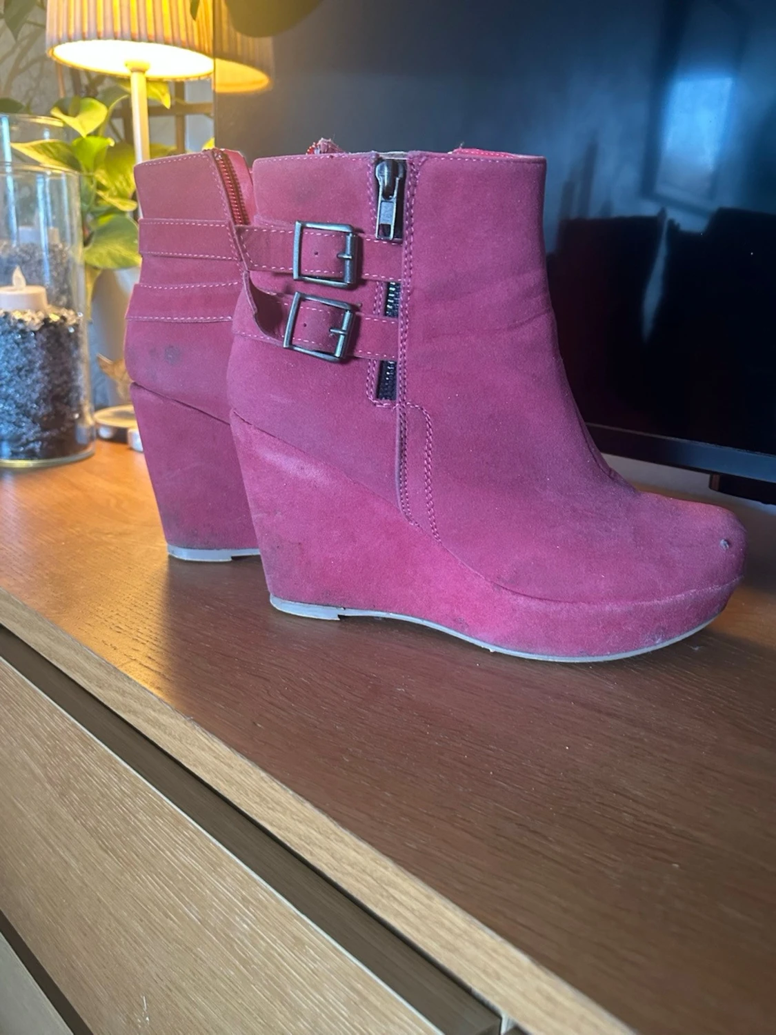 Vinröda kilklacksstövletter med spännen