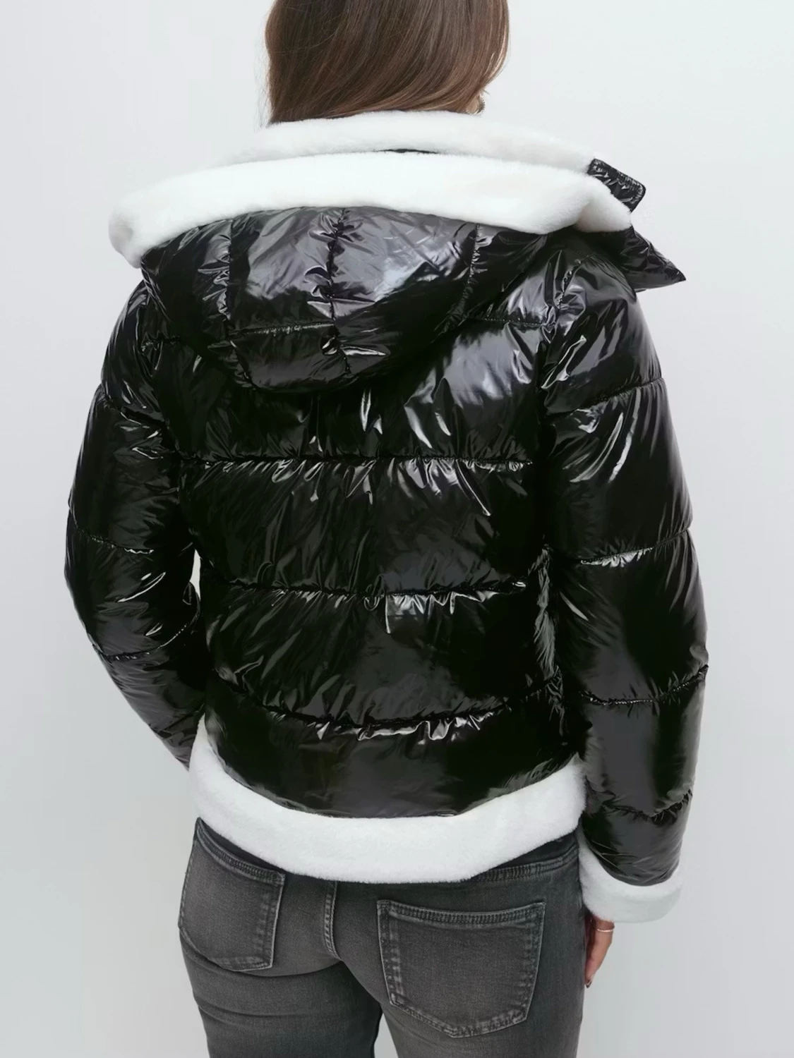 Svart glansig dunjacka med vit fuskpäls - 1
