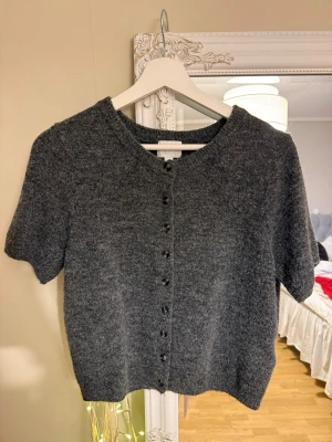Mörkgrå kortärmad kofta - Väldigt skön kortärmad kofta. Använd en gång💕💕