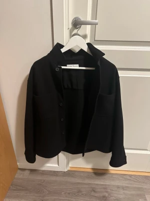 Bershka Kappa - Har nästan aldrig använts. Kunde ej retuneras och säljs därför. Storleken passar både dem med S och M.