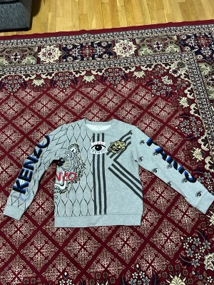 Tröja  - Kenzo tröja använd några gånger men är i fin skick för bra pris hör av dig 