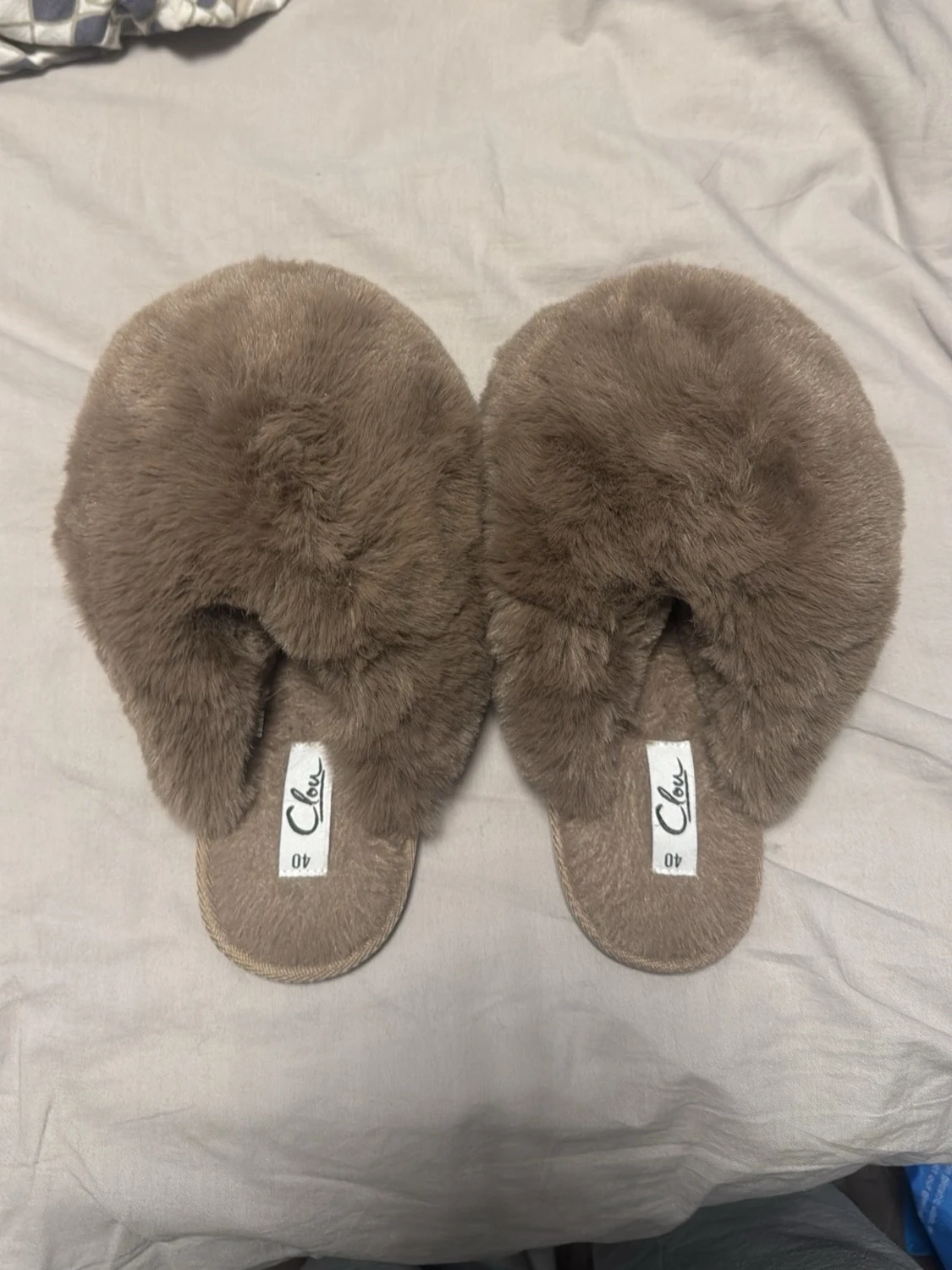 Bruna fluffiga tofflor från Chlox
