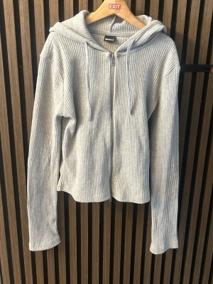 Grå kofta  - Grå kofta från Gina, kommer ej till användning. Endast använt 2 gånger.