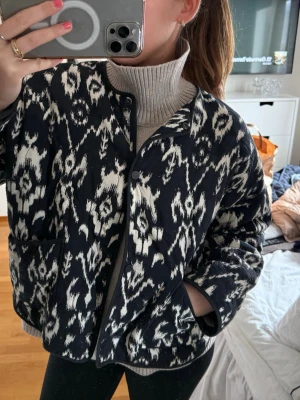 Svartvit quiltad jacka med mönster - Jättefin vår jacka från Zara! Storlek L men passar mig som brukar ha S/M om man vill ha den mer oversized 