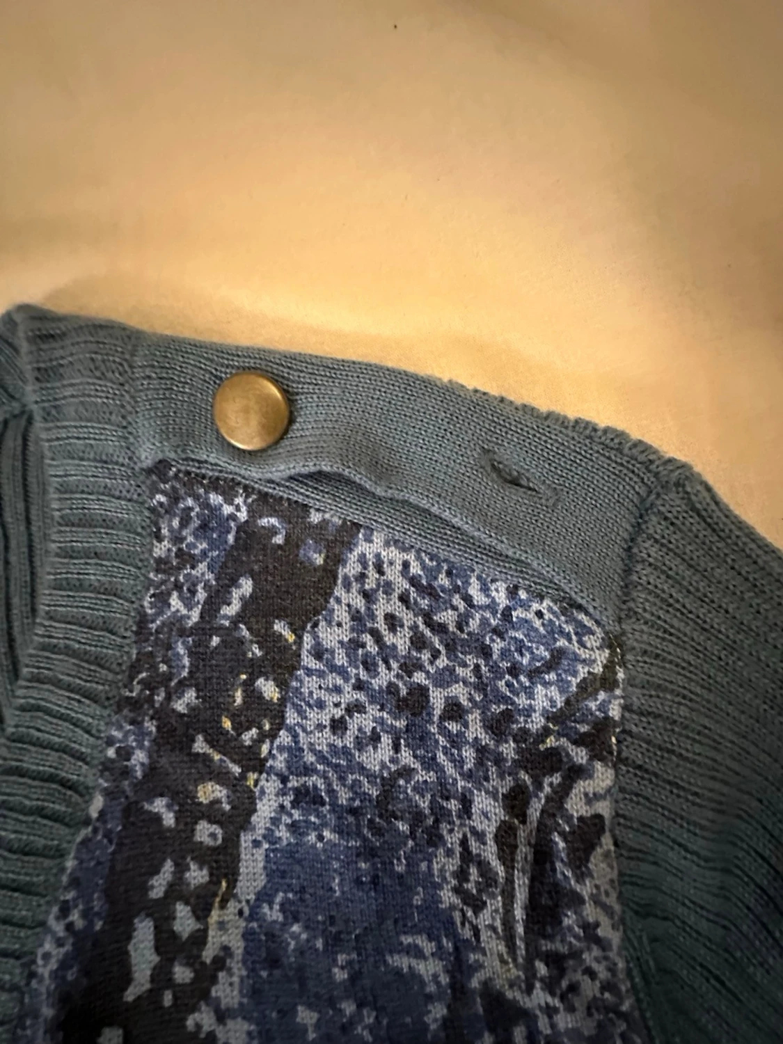 30% wool women's long-sleeve V-neck sweater  - 5