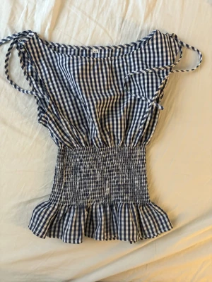 Superfin rutig topp - Säljer denna rutiga toppen,  supersöt och skicket är som nytt😍