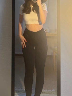 Black ribbed Aim'n leggings  - Snygga svarta leggings med hög midja och tight passform. Perfekta till både chill och mer uppklädda outfits. Tillverkade i stretchigt material som sitter skönt och formar benen.