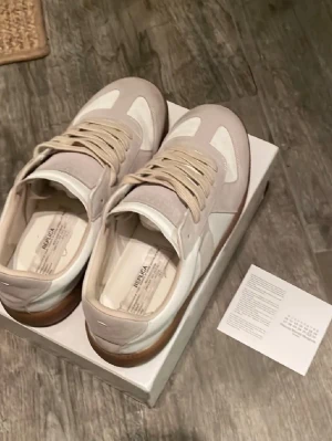 Maison Margiela - Ett par riktigt feta maison margiela med en skön pass form. Skorna kommer med äktighetsbevis samt låda+påse.(Första bilden är när dom är nya) skriv om bilder och kom gärna me prisbud (inte under 1750kr)