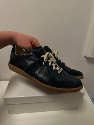 Maison Margiela Gats Navy  - Säljer nu dessa Maison margiela gats i navy, storlek 46 med allt og! Riktigt bra skick då de har använts mycket varsamt sedan de blev köpta! Skriv vid frågor!✌️