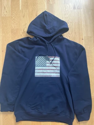 Mörkblå concrete ink  hoodie - Mörkblå hoodie från concrete ink, helt ny och oanvänd. Bra kvalité och skön.