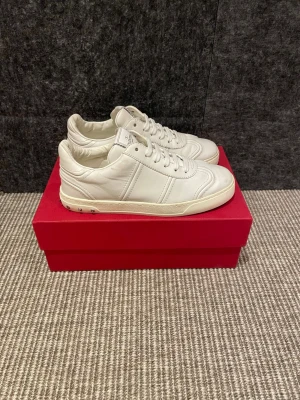 Valentino flycrew - Hej, säljer nu dessa svin snygga valentino skor. Skorna är i grymt skick! Begränsat antal boxar och dustbag. Hör av dig vid frågor. 