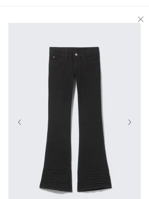 Svarta bootcut jeans med låg midja - Snygga svarta bootcut jeans med låg midja i modellen booty bei från weekday💓💓 storlek w27 L32 passar mig som offta har typ 36 i jeans 