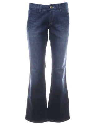 Denim jeans - Snygga blå bootcut jeans från denim jeans med klassisk femficksdesign och dekorativa sömmar på bakfickorna. Jeansen har låg midja och är tillverkade i mjukt denimtyg som ger en skön passform.