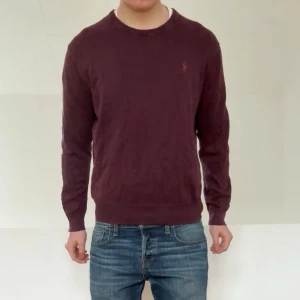 Vinröd Tröja Ralph Lauren  - Strl M sitter även som de, nämn inget om skick.     Säljer en sjukt fet tröja från Ralph Lauren i färgen vinröd. Tröjan är i M och sitter även som M. Hör gärna av er vid frågor elr funderingar!!