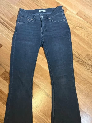 Mörkblå bootcut jeans från gina Tricot  - Snygga mörkblå jeans från gina med klassisk femficksmodell och bootcut passform. Jeansen har normal midja och är tillverkade i mjukt denimtyg som sitter skönt. Perfekta för dig som gillar en tidlös och avslappnad stil.