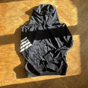 Mörkblå hoodie  - Mörkblå hoodie som är lik thom browne. aldrig använd.