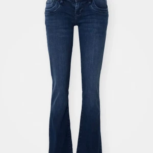 Mörkblå LTB jeans - Snygga mörkblå jeans bootcut jeans från LTB. Dom är i storlek 27/32. Ny pris är 900kr