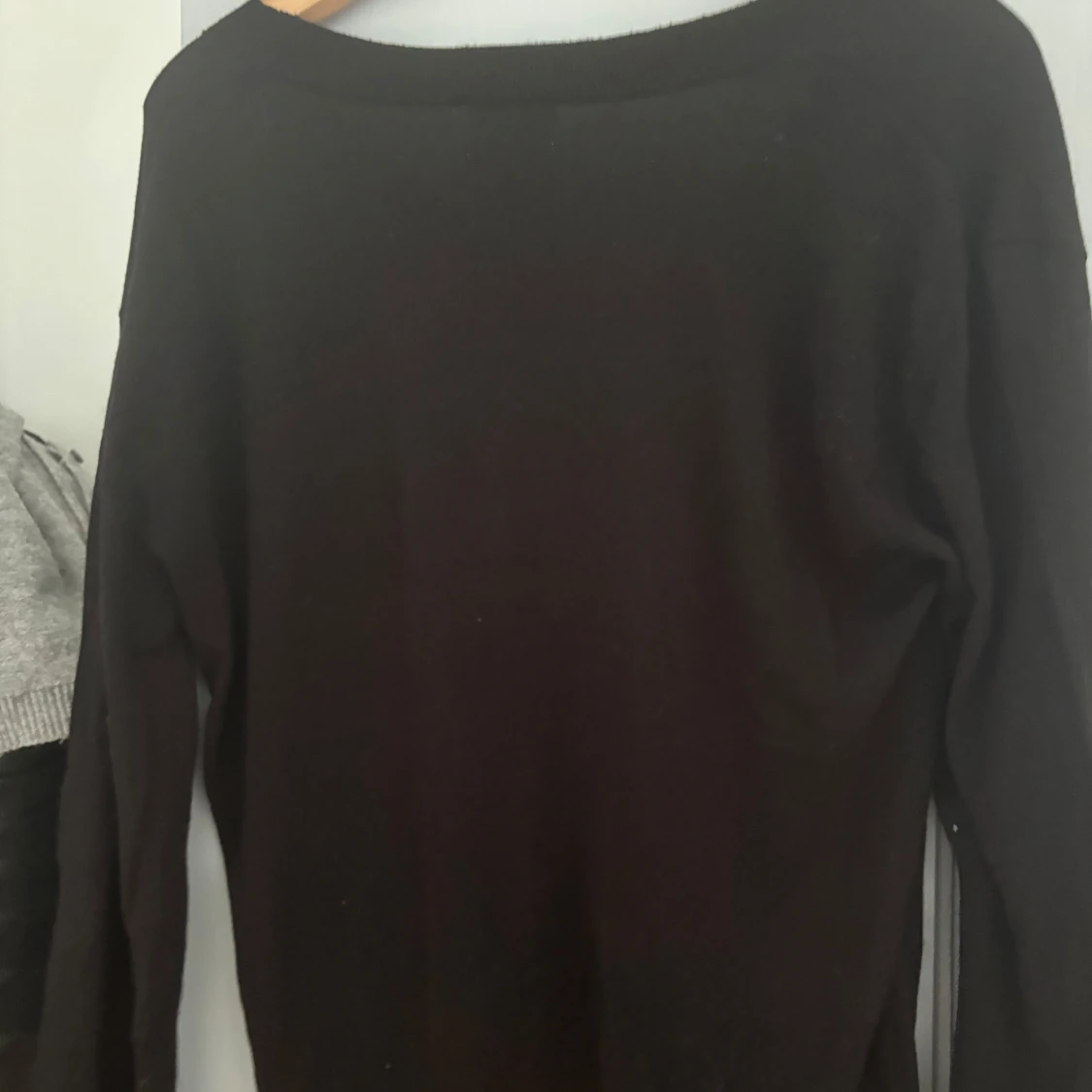 Svart v-ringad stickad tröja - 2