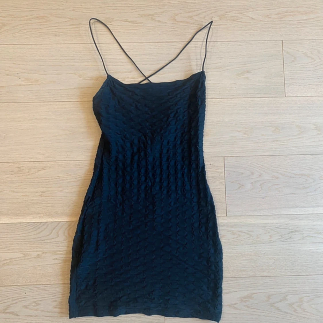 Svart kort klänning med tunna axelband