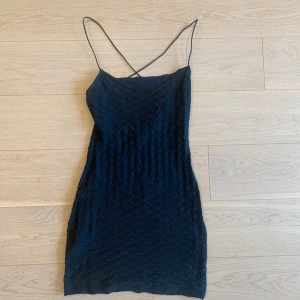 Svart kort klänning med tunna axelband - Aldrig använd, ny. Skulle även passa någon i XS. Jätte fin i ryggen och har ett skönt och stretchigt tyg.  Vänligen läs min bio innan du gör ett köp; där hittar du bland annat information om leveransprocessen med mera 😊