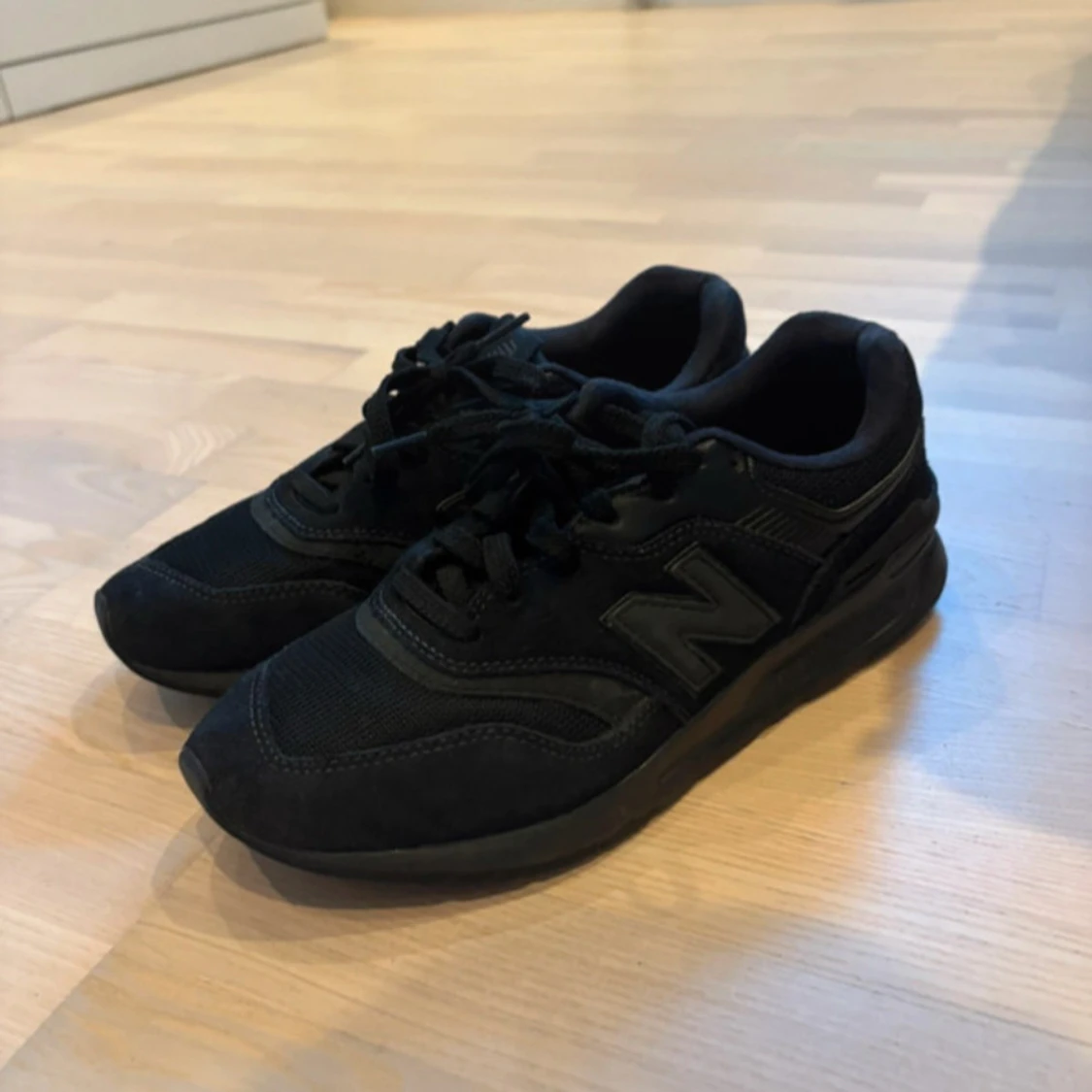 Svarta New Balance sneakers