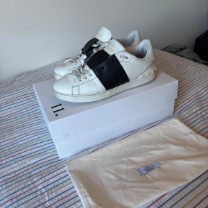 Valentino open - ⚪️⚪️Säljer par valentino opens som inte används längre⚫️⚫️ har använt skorna något halvår och de har bara stått i skohyllan efter de. Skick 7/10 kan gå ner i pris vid snabb affär