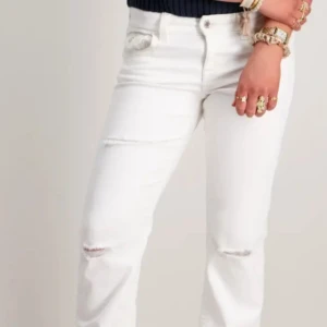 Vita Bootcut jeans - Snygga vita jeans med bootcut och slitna detaljer vid knäna. Jeansen har klassisk femficksdesign och typ låg midja. Perfekta för dig som vill ha en fräsch och trendig look med lite edge. Storlek 170 men funkar på S och helt oanvända 
