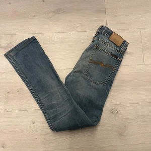 Nudie jeans  - Hej! Säljer dessa nudie jeans i strl W30 L34//jeansen är i fint sick//hör av er om ni har funderingar