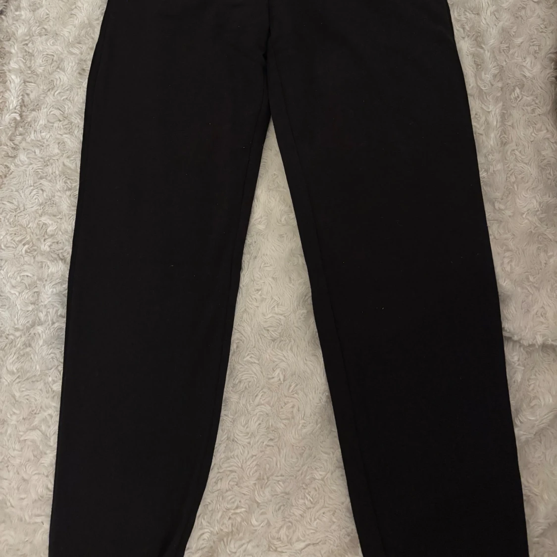 Svarta mjukisbyxor med tryck Kindness - 2