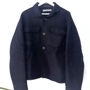 Mörkblå ulljacka acne - 100% ylle, rätt varm och lite boxy fit passar medium 