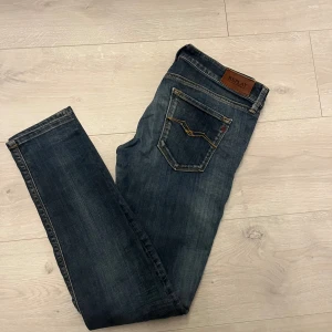 Replay jeans  - Hej! Säljer dessa replay jeans i strl W29 L30//jeansen är i fint sick//hör av er vid frågor eller så!