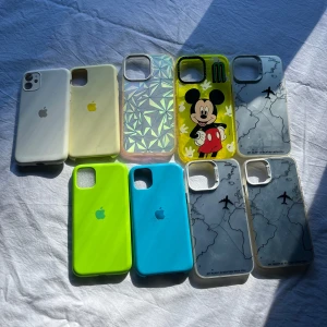 iPhone 11 Skalpaket - Snyggt paket med 9 skal till iPhone 11. Flera färgglada Apple-original, mönstrade och motivskal, inklusive Mickey Mouse och resedesign. Skalen är i gott skick med mindre tecken på användning. Perfekt för dig som vill variera stilen och skydda din iPhone. 20kr styck eller 3 för 45.