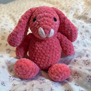 Rosa Jellycat kanin  - Vet att dessa är SUPER-poppis, och äntligen har jag fått klart en till, denna gången i mellanrosa🩷 (Fler kommer snart, lovar🙏)  !Dessa innehåller säkerhetsögon som inte rekommenderas för barn under 3 år!