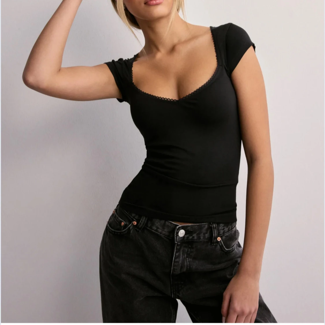 Svart kortärmad topp med spetsdetalj - 2